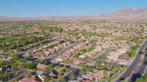 Summerlin Las Vegas Aerial Pullback of Suburban Homes and Red Rock Mountains 02 Vidéo 334584422