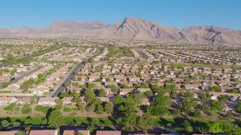 Summerlin Las Vegas Aerial Pullback View of Suburban Homes and Mountains 01 Vídeo Stock 334584649
