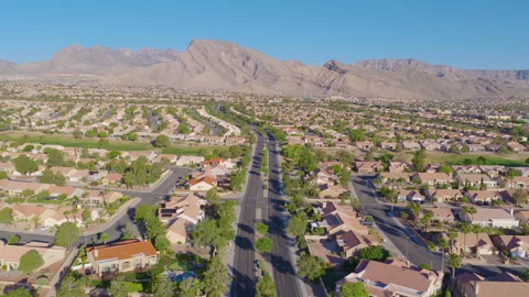 Summerlin Las Vegas Aerial Pullback View of Suburban Homes and Mountains 02 스톡 동영상 334584898