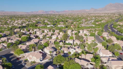 Summerlin Las Vegas Aerial Pullback of Suburban Homes and Red Rock Mountains 03 Stockbeeldmateriaal 334584905