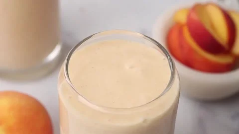 Summertime Drink, Refreshing Beverage, Juicy Peaches, Fruit Smoothie Vidéo 287874561