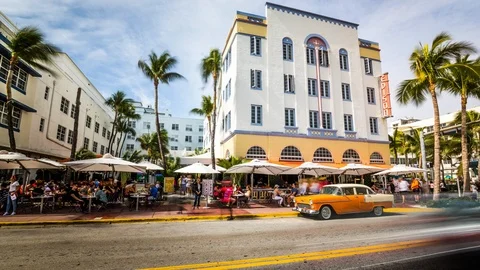 Summertime hyper lapse of famous Ocean Drive, Miami. Florida, USA 스톡 동영상 88400581