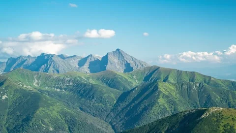 Summertime Tatra Mountains Panorama Timelapse with Cloudy Skies Video stock 308190579