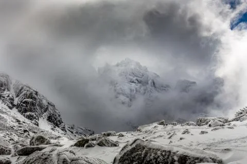 Summit in the clouds with dramatic sky at the Rila mountain in Bulgaria, Mali Foto stock