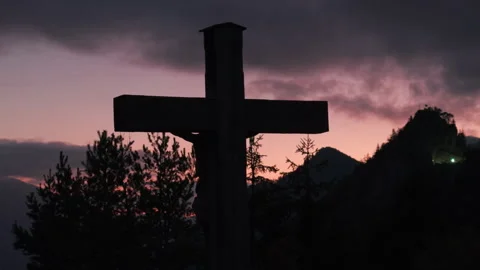 Summit cross silhouette on Kleiner Sonnstein mountain at sunset in autumn 库存影片 345832019