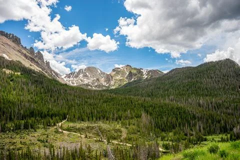 The summit is surrounded by alpine meadows and tundra. Stock-Fotos
