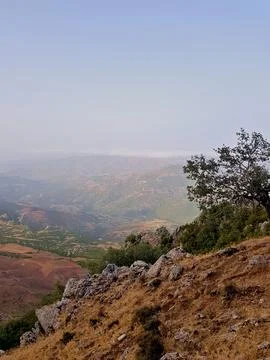 Summit View Over Sunlit Valleys and Rolling Hills Spread Toward Distant Lowlands Foto stock