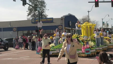 Sumner, WA, USA, April 4, 2026 - Sumner Daffodil Parade - Beer Garden, Food T 15 Stock-Footage 332677270