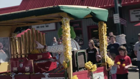 Sumner, WA, USA, April 4, 2026 - Sumner Daffodil Parade - Beer Garden, Food T 21 Stock-Footage 332833380