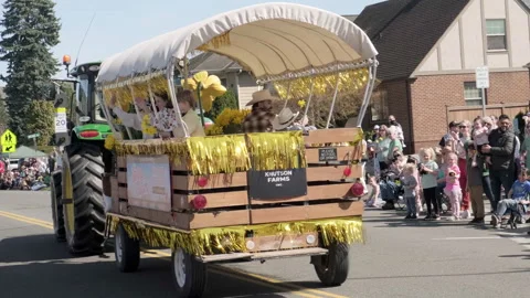 Sumner, WA, USA, April 4, 2026 - Sumner Daffodil Parade - Beer Garden, Food T 28 스톡 동영상 332833657