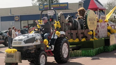 Sumner, WA, USA, April 4, 2026 - Sumner Daffodil Parade - Beer Garden, Food T 27 Stock-Footage 332833780