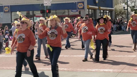 Sumner, WA, USA, April 4, 2026 - Sumner Daffodil Parade - Beer Garden, Food T 30 스톡 동영상 332833974