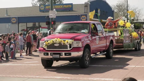 Sumner, WA, USA, April 4, 2026 - Sumner Daffodil Parade - Beer Garden, Food T 29 Video stock 332833987
