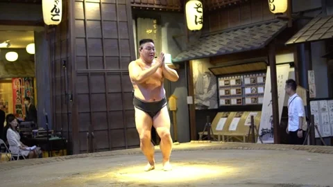 Sumo wrestler dancing and showing off to the audience100FPS Видео 159282275
