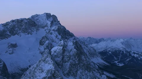 The sun is about to rise in a cold winter morning Vídeos de archivo 102217007