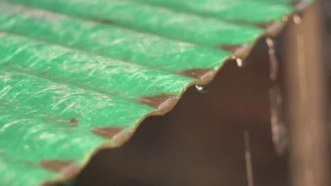 The sun after the rain. Drops of water fall from the roof. Видео 85365950