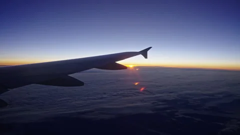 The sun is almost down outside an airplane at maximum altitude Vídeo Stock 268422433