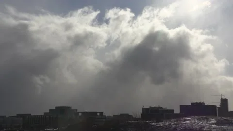 Sun and cloud mix as storm approaches city from the west Vidéo 149544901