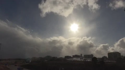 Sun and cloud mix as storm approaches city from the west Vidéo 149545107