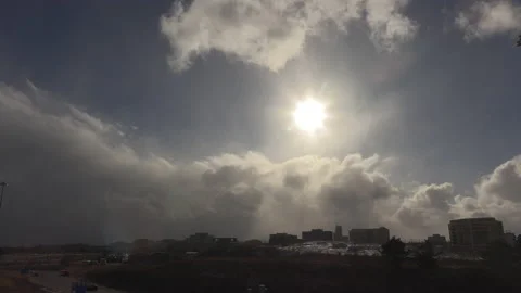 Sun and cloud mix as storm approaches city from the west Vídeos de archivo 149597028