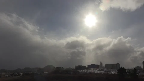 Sun and cloud mix as storm approaches city from the west 库存影片 149597523