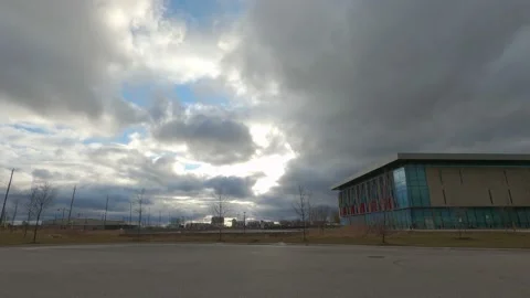 Sun and cloud mix as storm approaches city from the west 库存影片 151239323