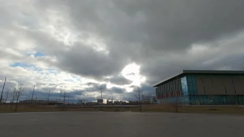 Sun and cloud mix as storm approaches city from the west Видео 151239469