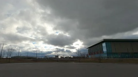 Sun and cloud mix as storm approaches city from the west Vidéo 151239548