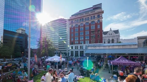 Sun and Crowd Time Lapse of Downtown Lexington Kentucky Vidéo 77690435