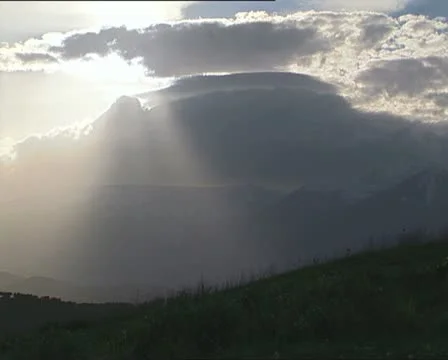 SUN and mountains with clouds Video stock 11400764