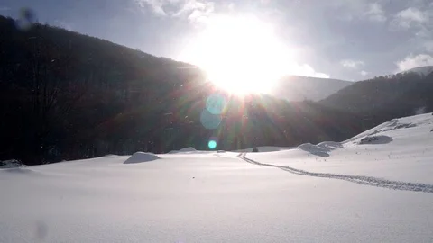 Sun and snow in winter mountains Video stock 101059889
