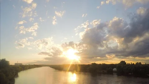 Sun And Sunset clouds Over River And Forest Timelapse Vidéo 82049107