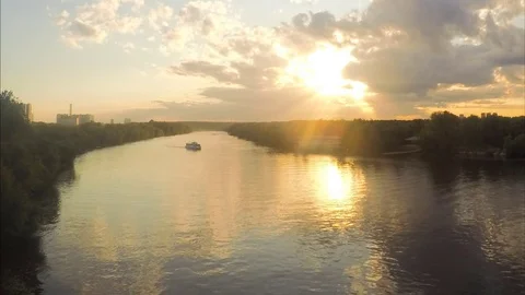 Sun And Sunset Over River And trees Timelapse Vidéo 79815418
