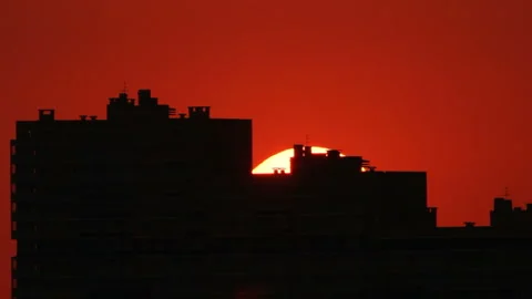 Sun appear from silhouette of building Stock Footage 115951761
