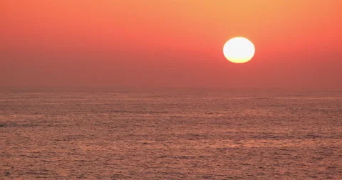 Sun approaching the horizon at sunset over the ocean. Close up. 스톡 동영상 135777604
