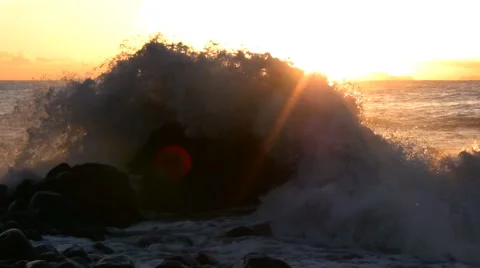 Sun beams and ocean waves at dawn Vídeo Stock 46172700