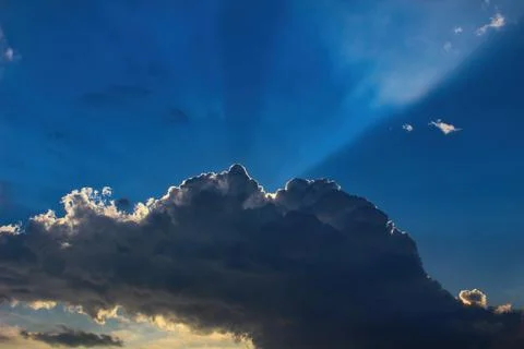 Sun beams or light rays breaking through the clouds. Beautiful spectacular co 库存照片