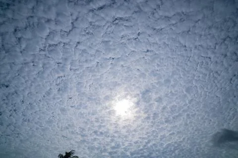 Sun Behind Altocumulus Clouds Stockfoto's