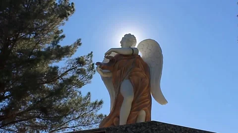Sun behind angel statue Stock-Footage 44765964