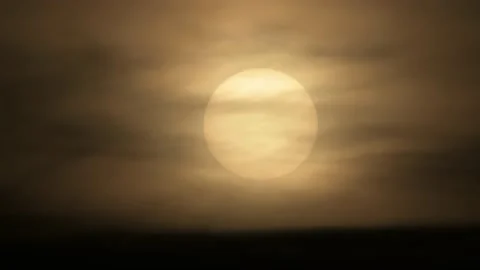 The sun behind the clouds, time lapse. Video stock 219715954
