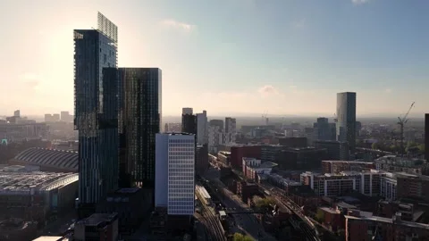 Sun behind Deansgate in Manchester Video stock 335633731