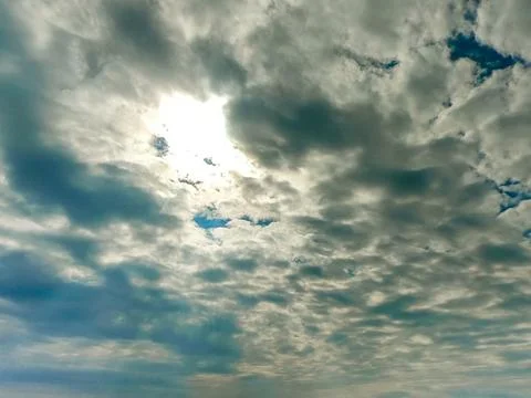 Sun Behind Dramatic Cloud Layers in Overcast Sky. Foto stock