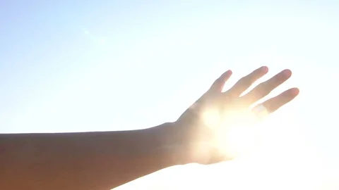 Sun between woman fingers Video stock 80587355