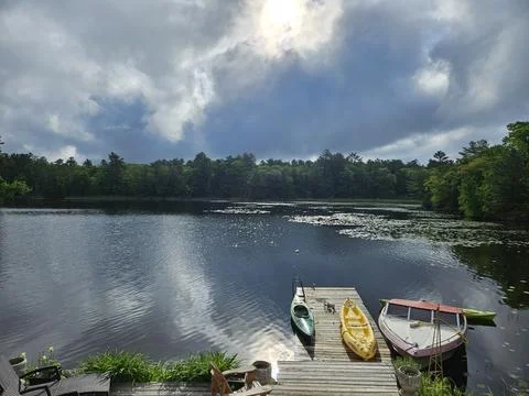 Sun Breaking through Clouds on Lake Foto stock