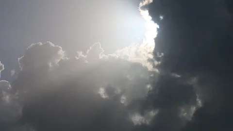Sun breaking thru clouds, defocused Stock-Footage 104738038