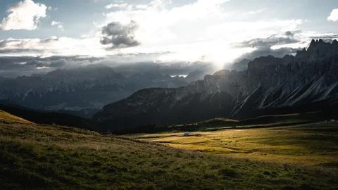 The sun is brightly shining through the clouds above the mountains Foto stock