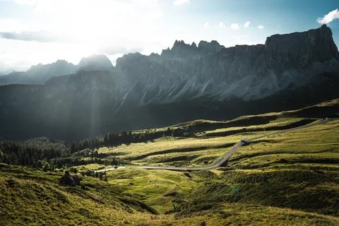 The sun is brightly shining through the clouds on the distant mountains Foto stock