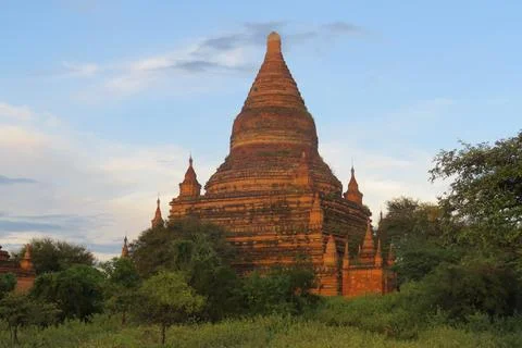 The sun casts its golden rays onto Soe Ming Yi Temple in Bagan Stock-Fotos