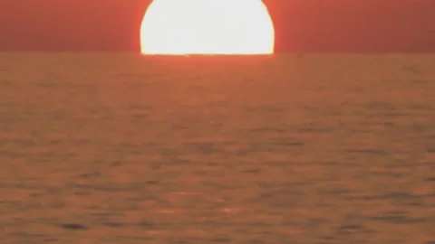 Sun close-up, sea sunset, camera movement 스톡 동영상 165584703