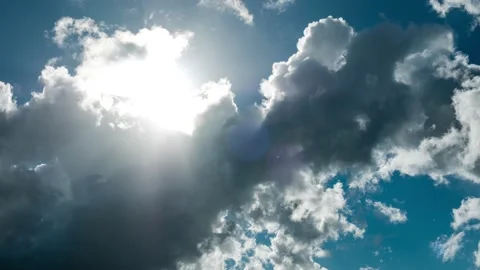 The sun comes out from behind a cloud - Time Lapse 库存影片 134045582